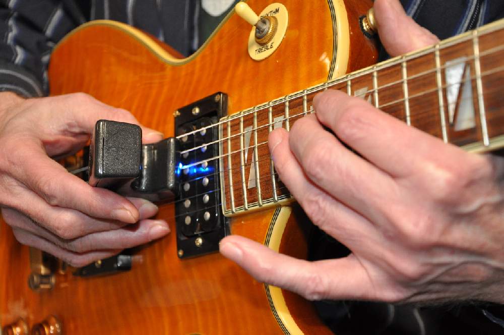 Positioning EBow over a guitar string while playing